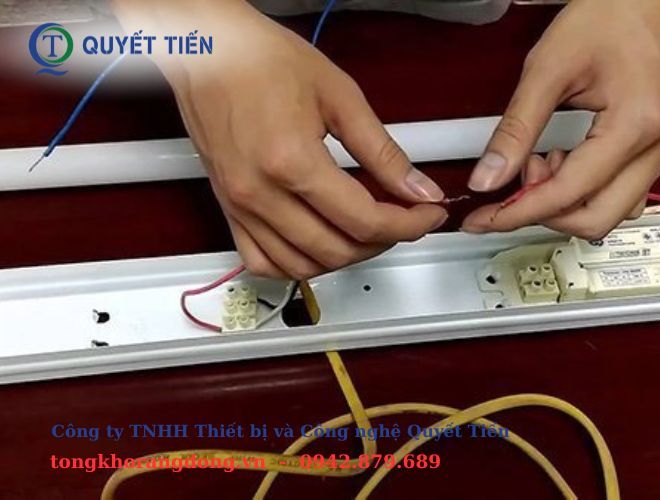 Cách lắp đèn tuýp LED Rạng Đông